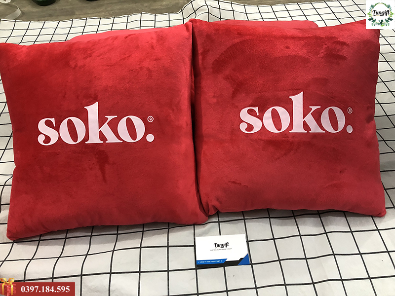 Gối vuông tựa lưng sofa in logo