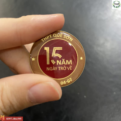 In huy hiệu kim loại cài áo giá rẻ