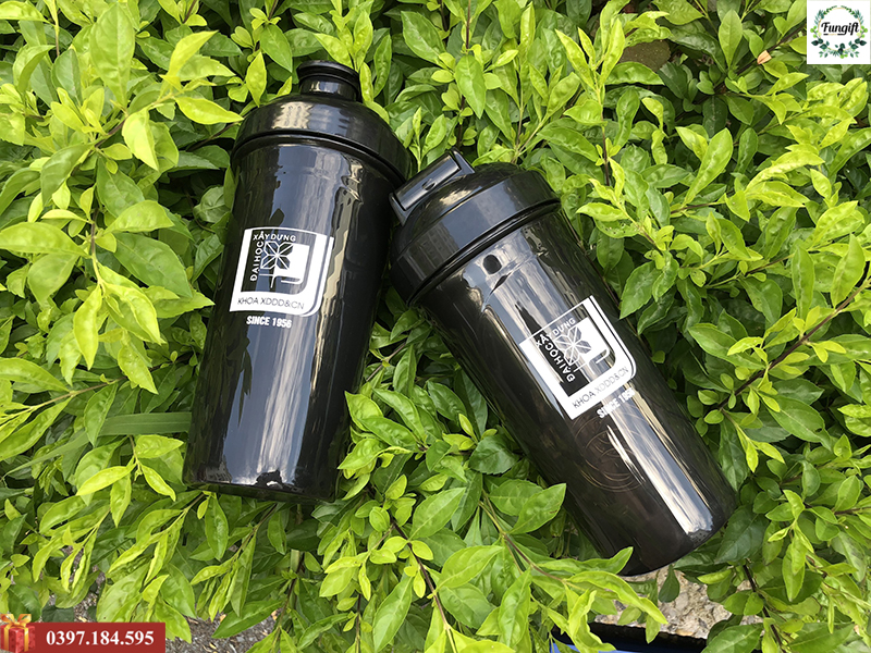 Quà tặng bình lắc Shaker in logo đại học xây dựng