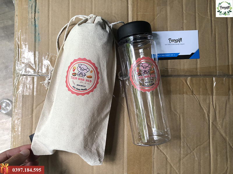 Quà tặng bình nước nhựa my bottle in logo Tiệm Nhà Heo