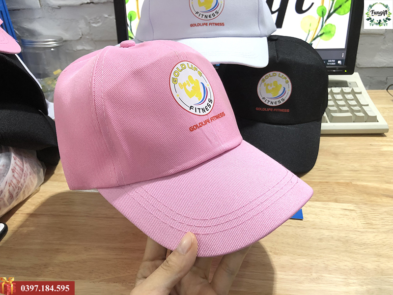 100 mũ lưỡi trai in logo Goldlife Fitness theo yêu cầu