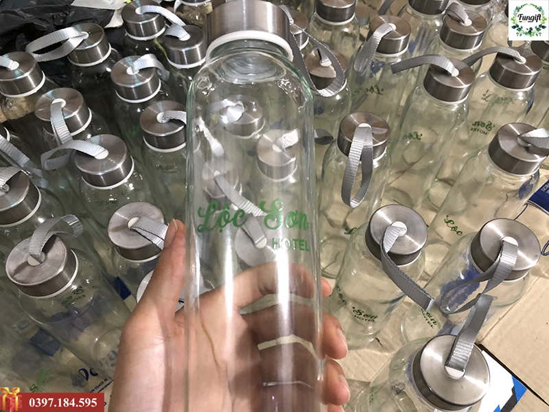 Bình thủy tinh có quai xách in logo làm quà tặng