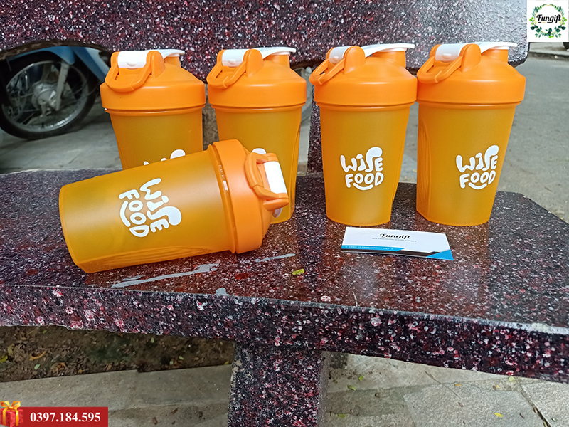 Cốc lắc làm quà tặng ra mắt sữa Wise Food