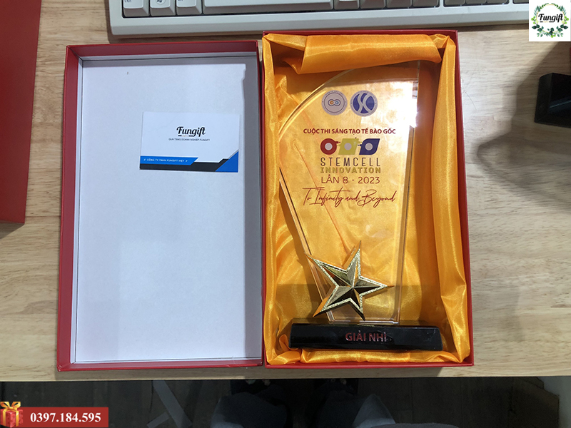 Cúp in logo theo yêu cầu giá rẻ