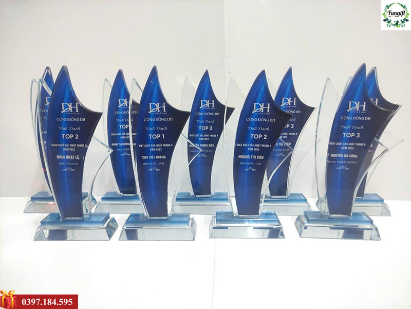 Cúp pha lê vinh danh 2 lớp hình cánh buồm