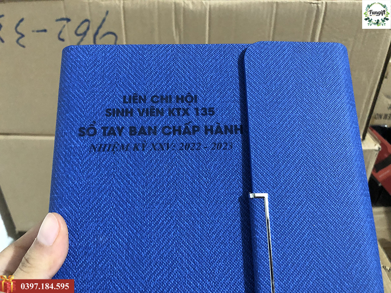 Khắc sổ da quà tặng cho Liên chi Hội sinh viên KTX 135