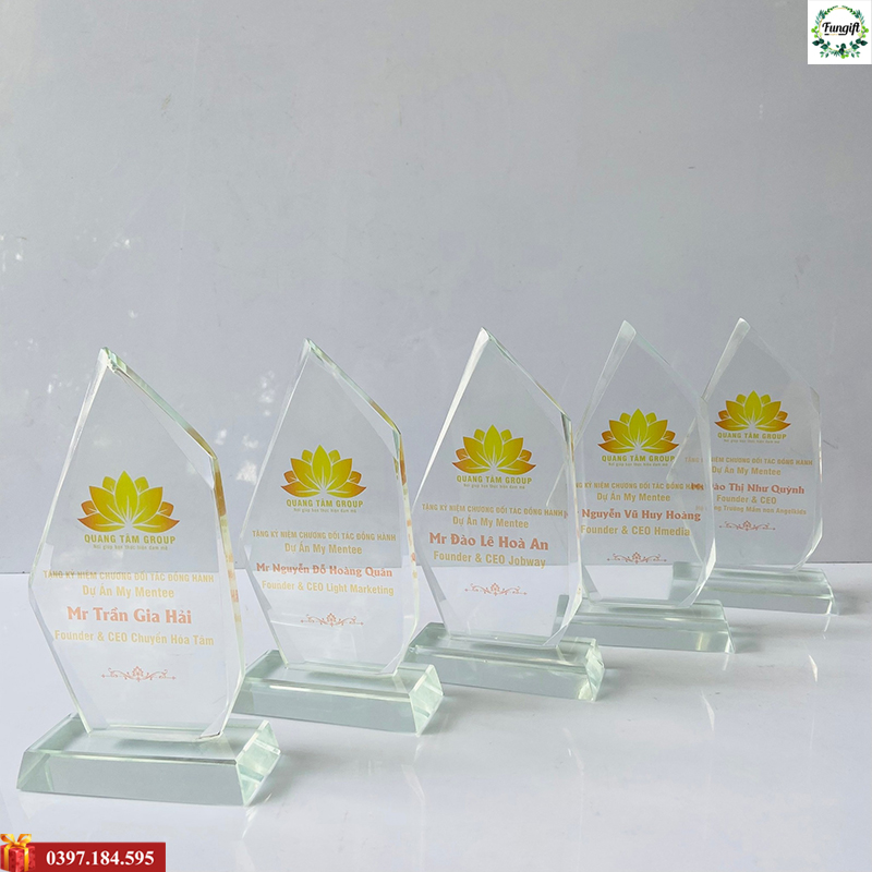 kỷ niệm chương pha lê in logo công ty