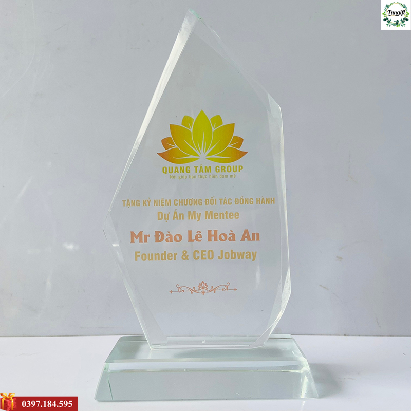 Kỷ niệm chương pha lê vách lệch
