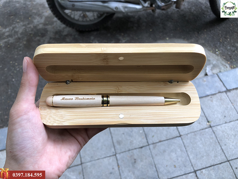 Quà tặng bút gỗ khắc tên