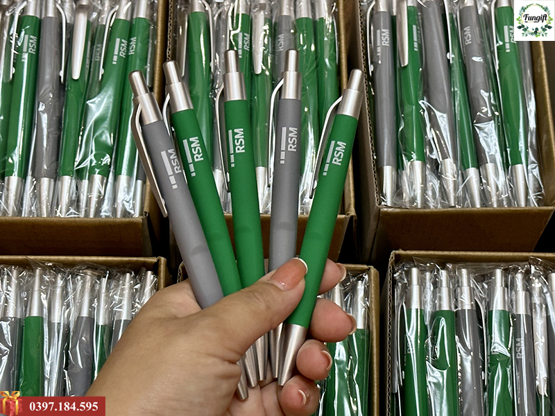 Sản xuất bút bi in logo số lượng lớn