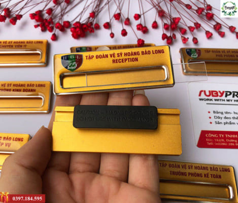 Bảng tên thay tên nhân viên cao cấp