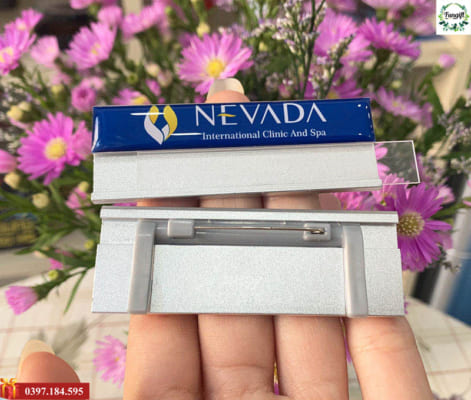 Bảng tên thay tên nhân viên nhôm bạc