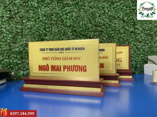 Biển tên cho ban lãnh đạo công ty