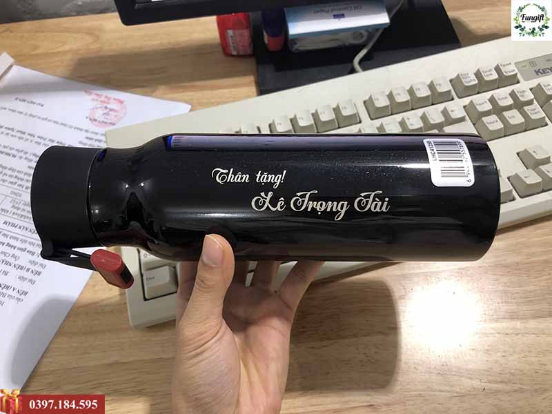 Khắc bình giữ nhiệt chính hãng theo yêu cầu
