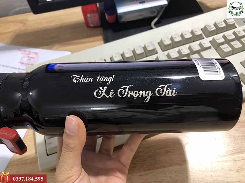 Khắc tên lên bình giữ nhiệt theo yêu cầu
