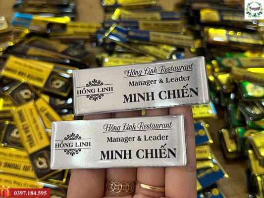 Làm bảng tên nhân viên giá rẻ