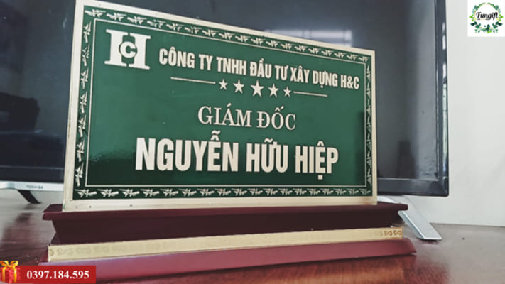 Mẫu bảng tên để bàn gỗ đồng cho giám đốc doanh nghiệp