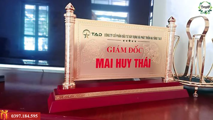 Mẫu biển chức danh để bàn đẹp sang trọng