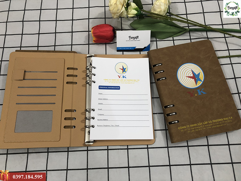 Quà tặng sổ da gáy còng in logo YK theo yêu cầu