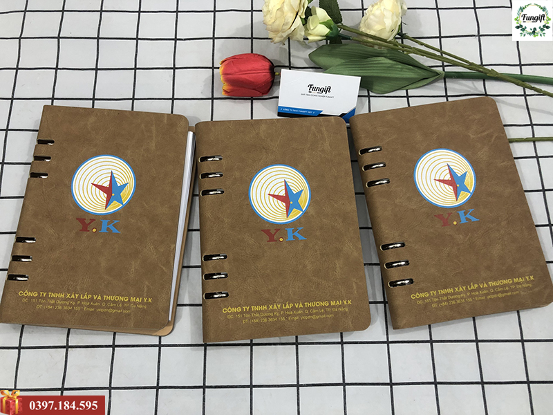Sổ da A5 gáy còng khắc logo quà tặng cho YK