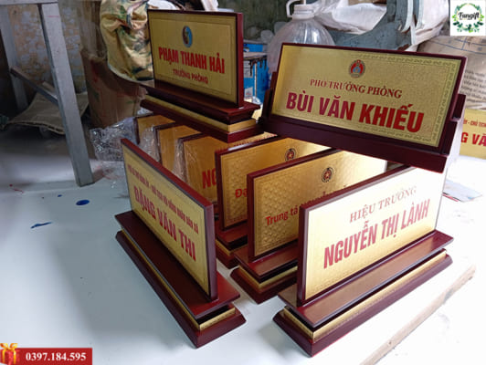 Thiết kế bảng tên để bàn theo yêu cầu