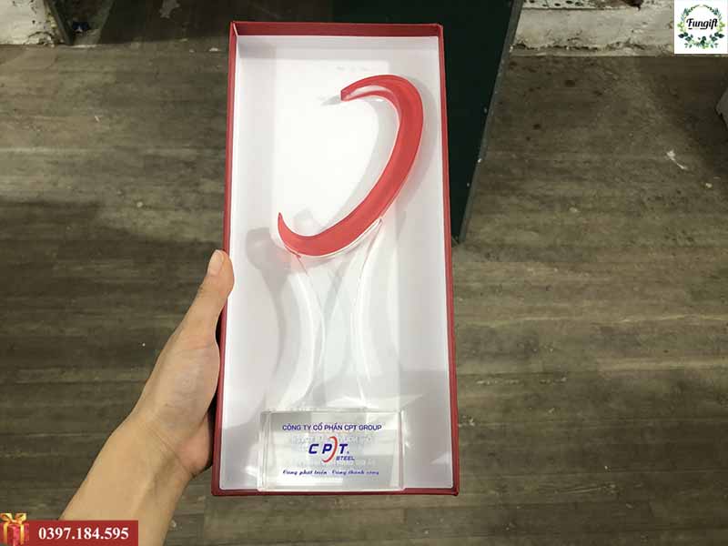 Cúp pha lê hình lưỡi liềm