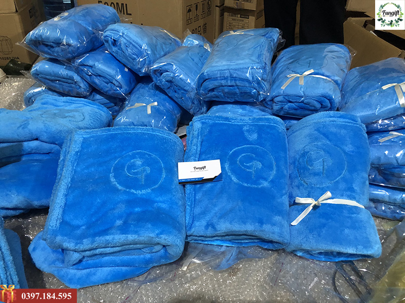 Chăn nỉ thêu logo quà tặng