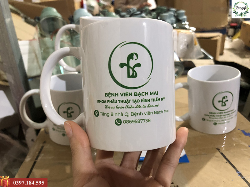 Cốc Sứ In Logo Mã QR Làm Quà Tặng Cho Bệnh Viện Bạch Mai Giá Rẻ