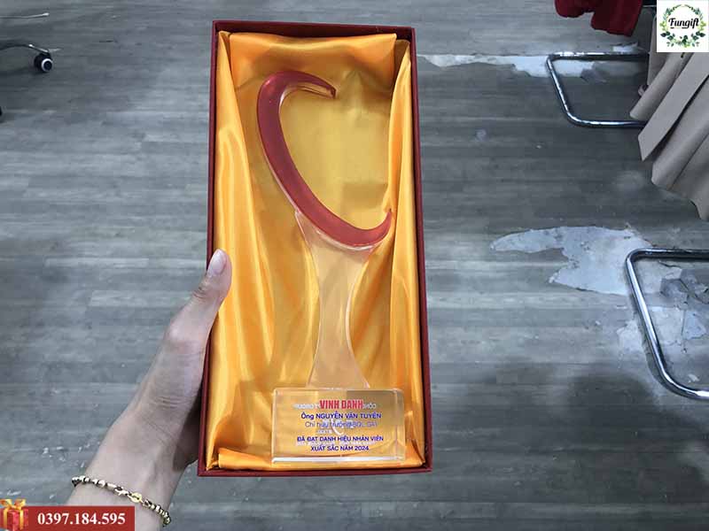 Cúp pha lê lưỡi liềm in theo yêu cầu