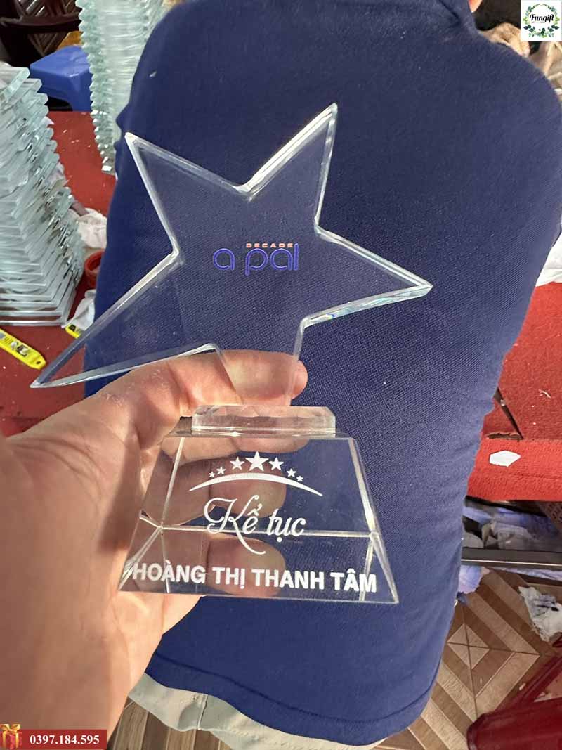 Cúp pha lê ngôi sao trong suốt