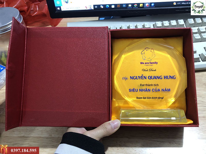 Cúp pha lê vinh danh cuối năm làm quà tặng