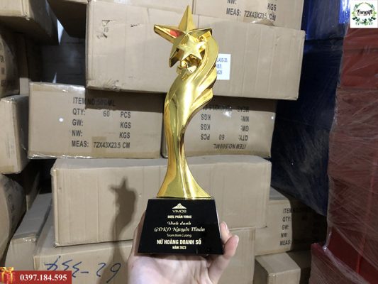 Cúp vinh danh kim loại