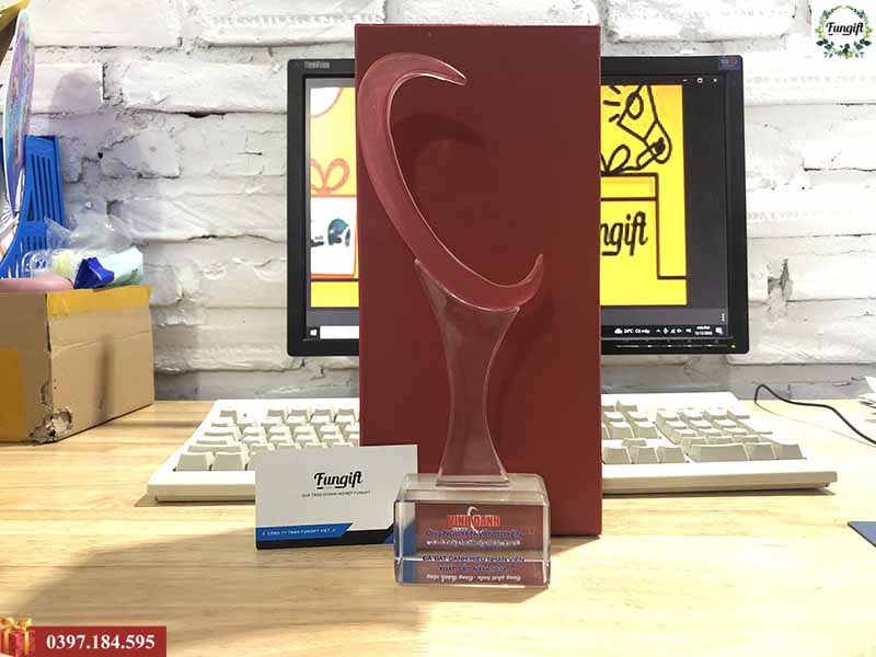 Mẫu cúp vinh danh lưỡi liềm in theo yêu cầu