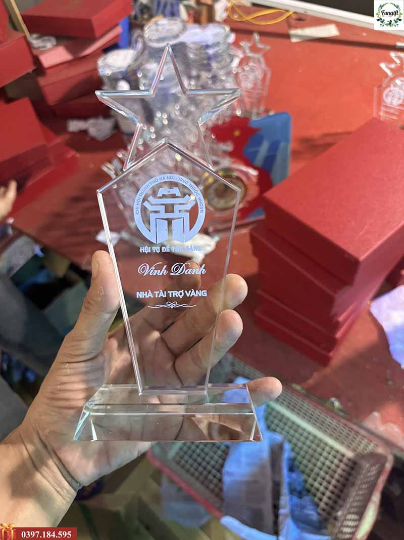 Nhận làm cúp vinh danh pha lê