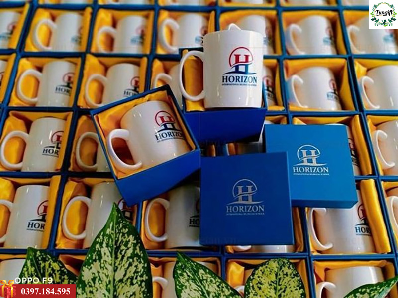 Cốc sứ kèm hộp xi in logo làm quà tặng khách hàng sang trọng