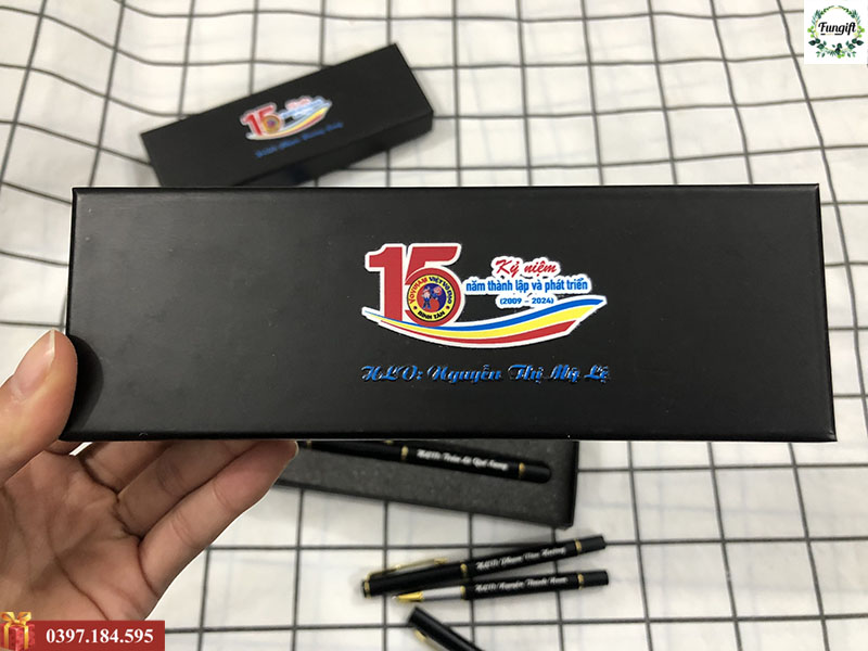 in logo lên hộp bút theo yêu cầu