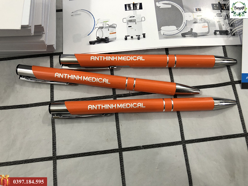 Bút kim loại khắc logo theo yêu cầu