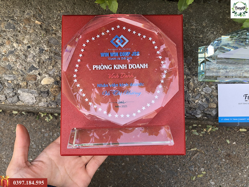 Xưởng in cúp pha lê giá rẻ
