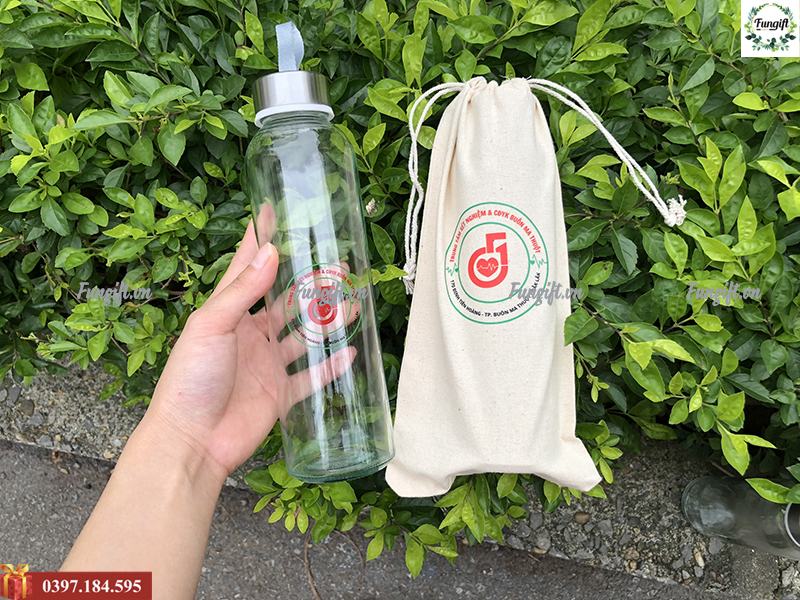 Bình thủy tinh có túi đựng in logo giá rẻ