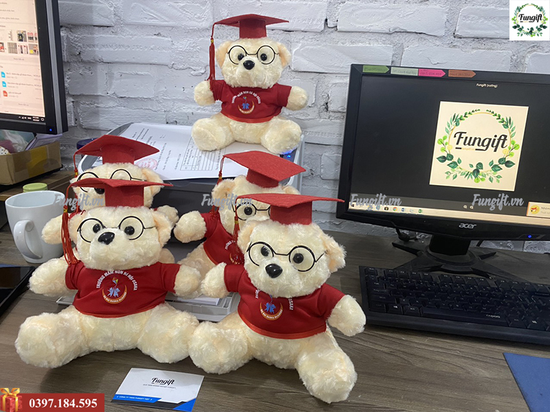 Gấu bông tốt nghiệp in logo làm quà tặng theo yêu cầu