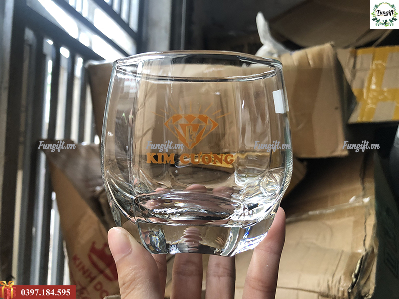 In logo ly cốc thủy tinh làm quà tặng theo yêu cầu giá rẻ