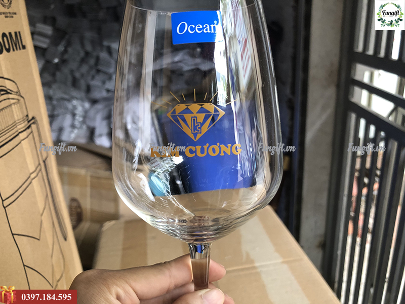 In ly uống rượu vang theo yêu cầu