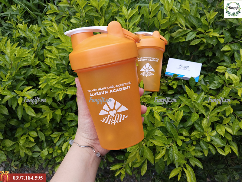 Đặt in tên lên cốc lắc theo yêu cầu