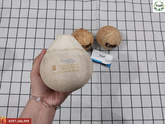 Dừa khắc tên theo yêu cầu