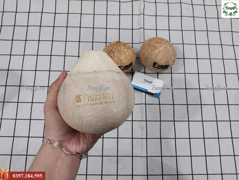 Dừa khắc tên theo yêu cầu