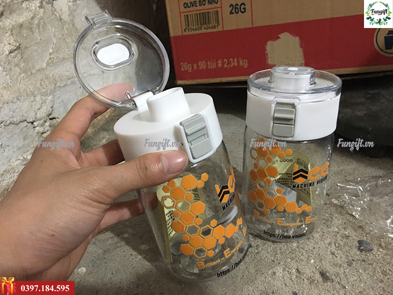 Giá in logo lên bình nhựa nắp bật