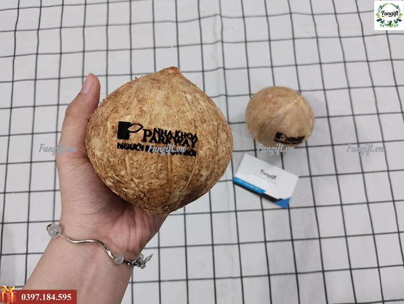 Khắc tên lên dừa tại Hà Nội