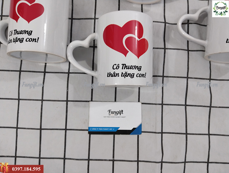 Cốc sứ quai trái tim in hình độc đáo