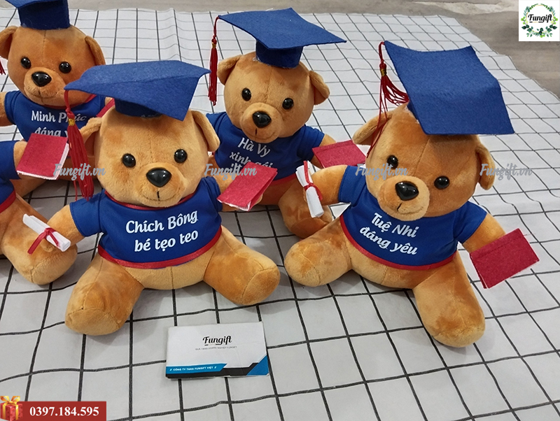 Đặt in tên lên gấu tốt nghiệp chất lượng