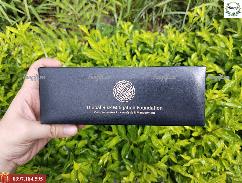 Hộp bút khắc chữ quà tặng